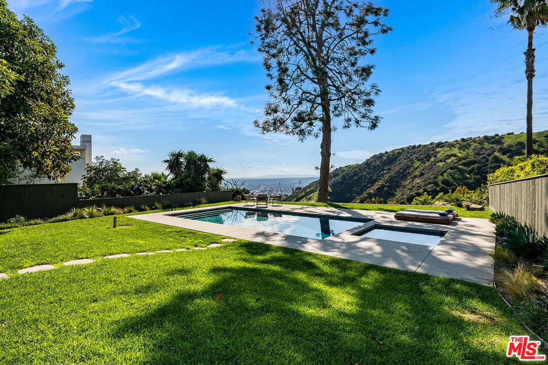 Foto principal - 2431 Carman Crest Dr