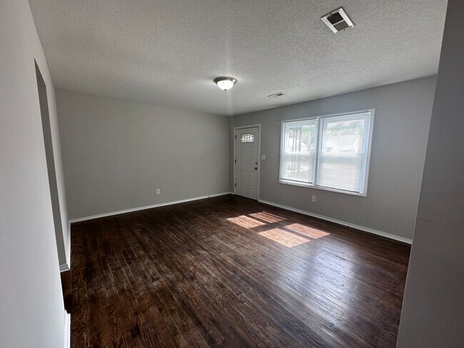 Foto del edificio - $900 - 2 bed 1 bath - Home with a fenced y...