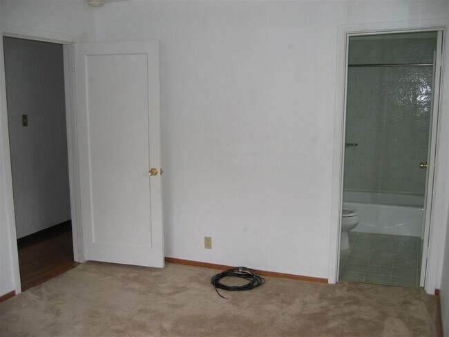 Master bedroom + en suite bathroom - 835 Wilmac Avenue