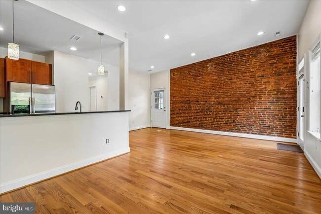 Building Photo - 1339 C St NE