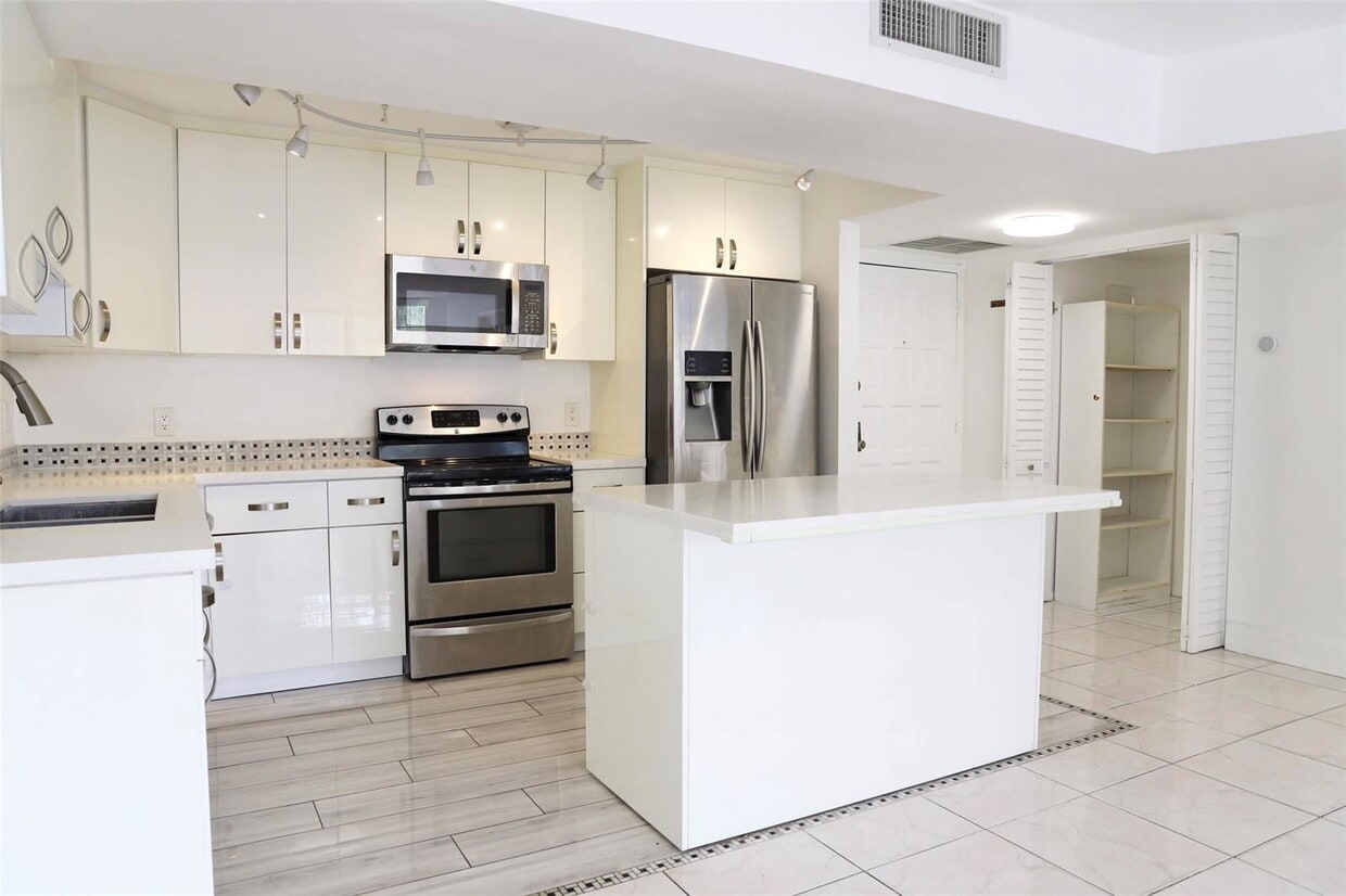 3800 N Hills Dr Unit 217, Hollywood, FL 33021 Condo for Rent in