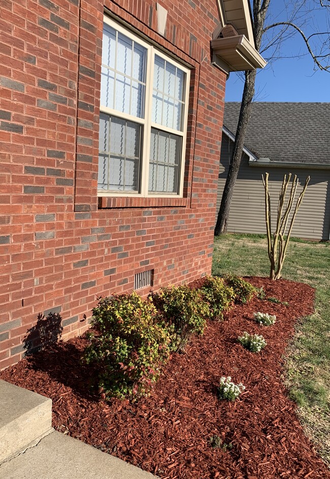 Fresh landscaping - 569 Parkvue Village Way