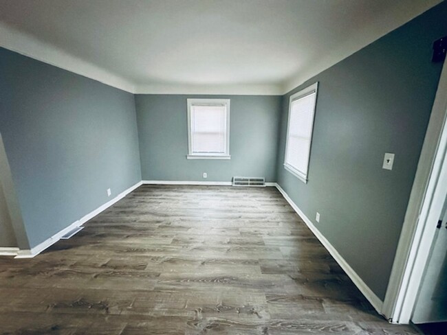 Building Photo - 3 Bedroom 1 Bath Welcome Section 8 Corner ...