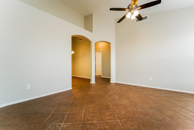 Building Photo - Inviting 3-Bedroom Home in Tucson, AZ