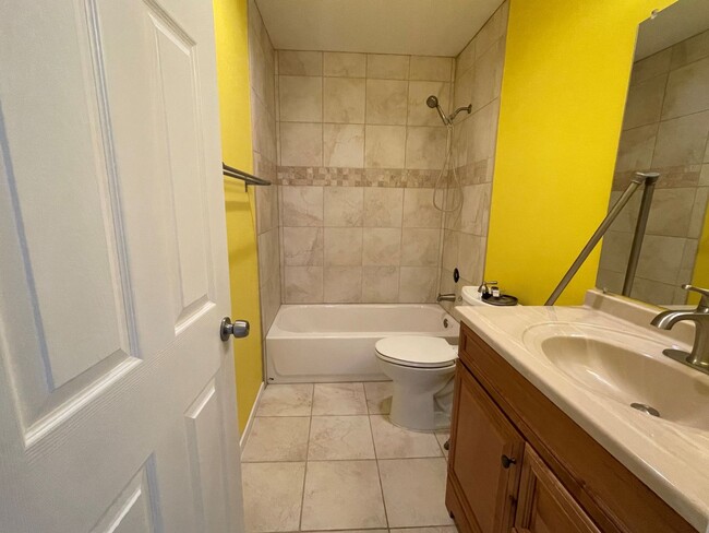 Building Photo - Charming upstairs 2/2 Condo in Clairemont
