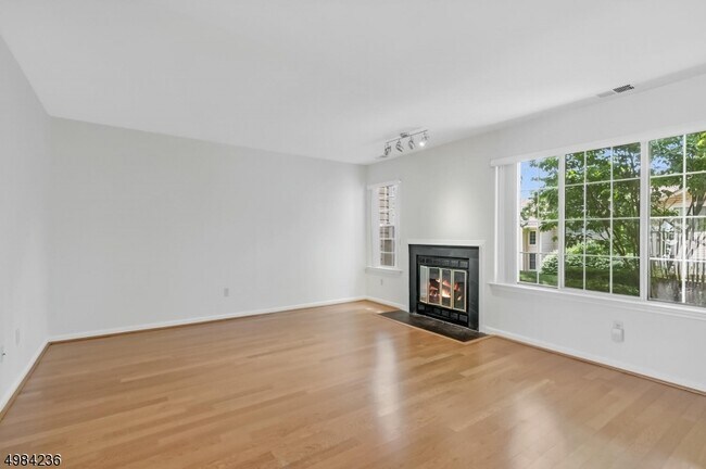 Building Photo - 21 Crossfield Ct