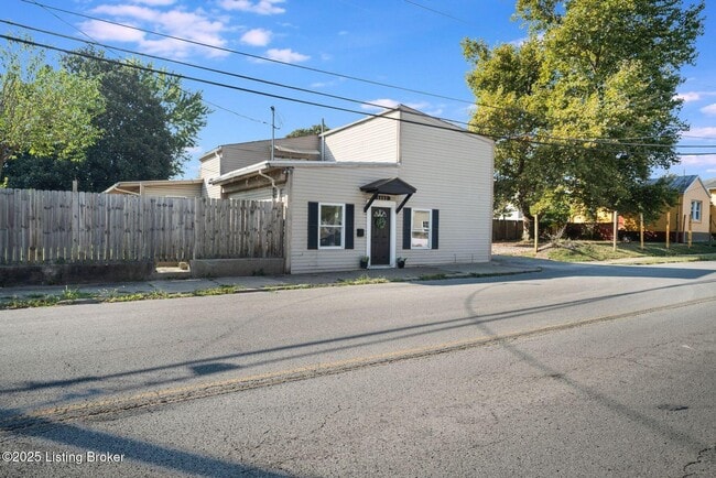 Building Photo - 1112 E Oak St