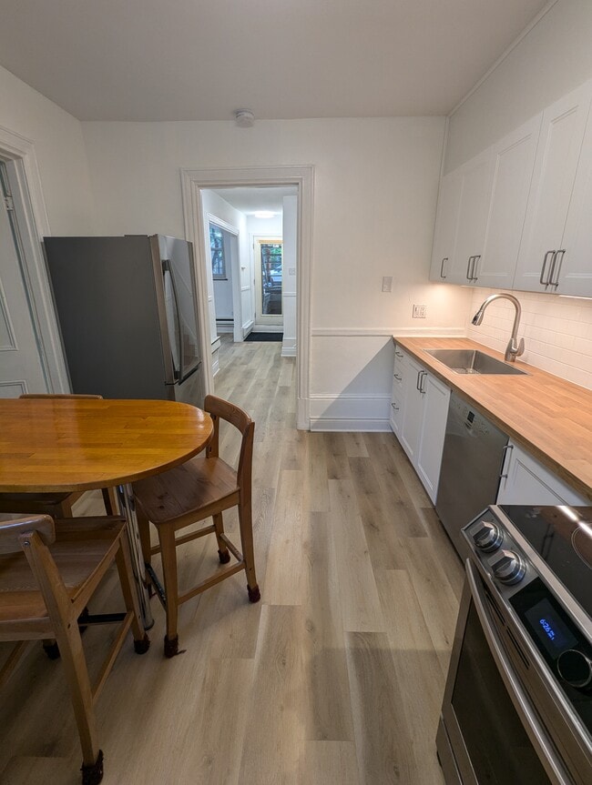 kitchen . - 2385 Rue Coursol