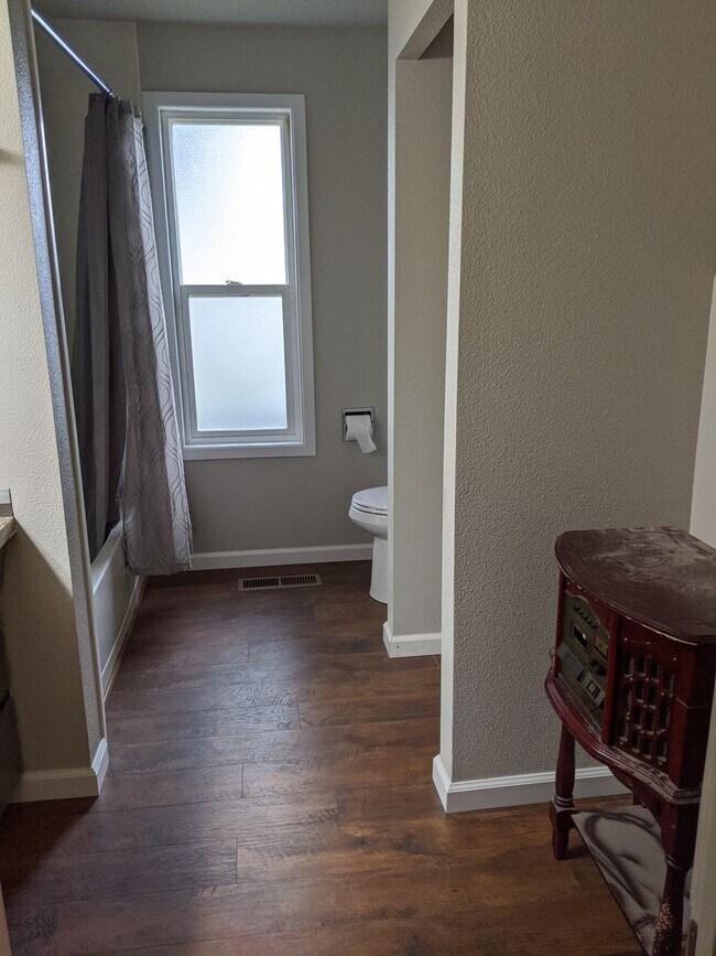 Building Photo - Beautifully updated 3 bedroom Orchards house