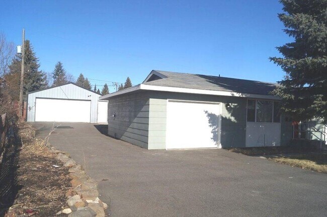 Building Photo - 910 Salnave
