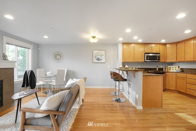 Foto del edificio - Large 2-Bedroom Northgate Townhome