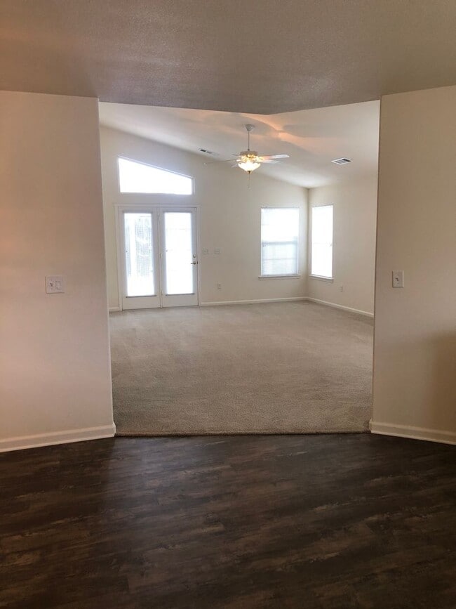 Foto del edificio - SHASTA HILLS ESTATES 55+ GATED COMMUNITY