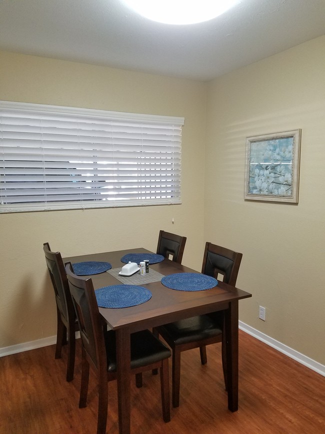 Foto del edificio - Clayton Manor Town Homes & Corp Apartments