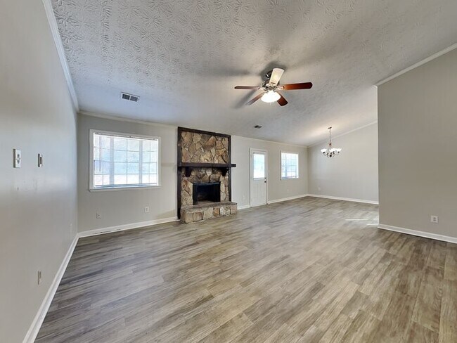 Building Photo - Move-in and receive $1,645 off rent!