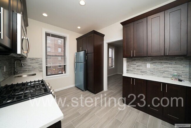 Foto del edificio - RENOVATED TWO BEDROOM BY THE E, M & R IN A...
