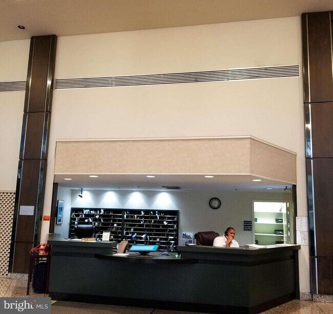 Foto del edificio - 3709 S George Mason Dr