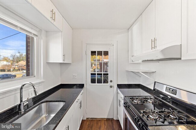 Foto del edificio - 4906 Winthrop St