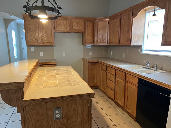 Foto del edificio - 4 bedroom 2 and a half bathroom single family home