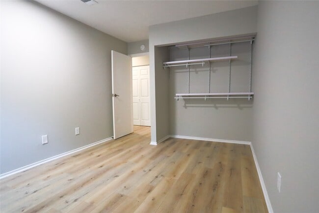 Building Photo - 2709 S Millbend Dr