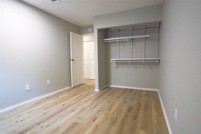 Foto del edificio - 2709 S Millbend Dr