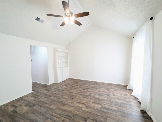 Building Photo - 402 Lee Dr