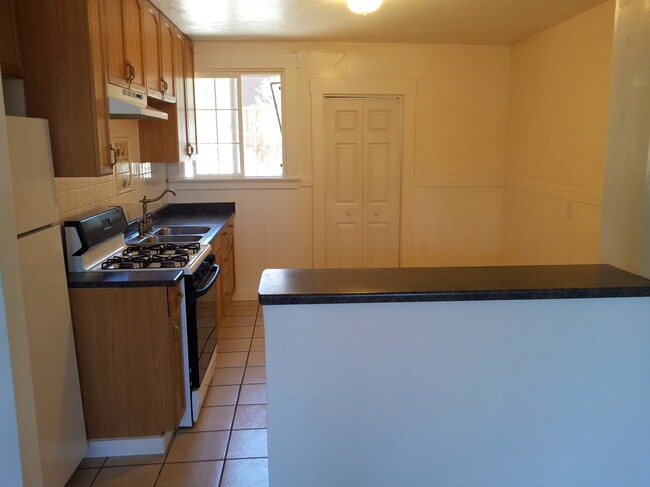 Kitchen - 46 Daniels Ave