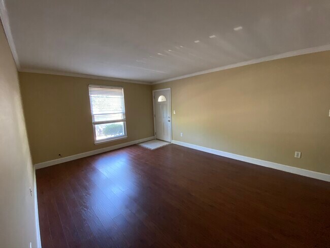 Building Photo - 1022 Carriage Dr