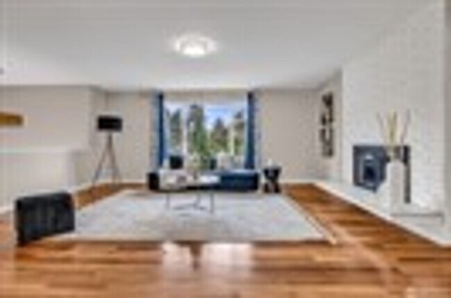 Building Photo - Move-In Ready 5-Bed on a Quiet Kingsgate Cul-de-Sac