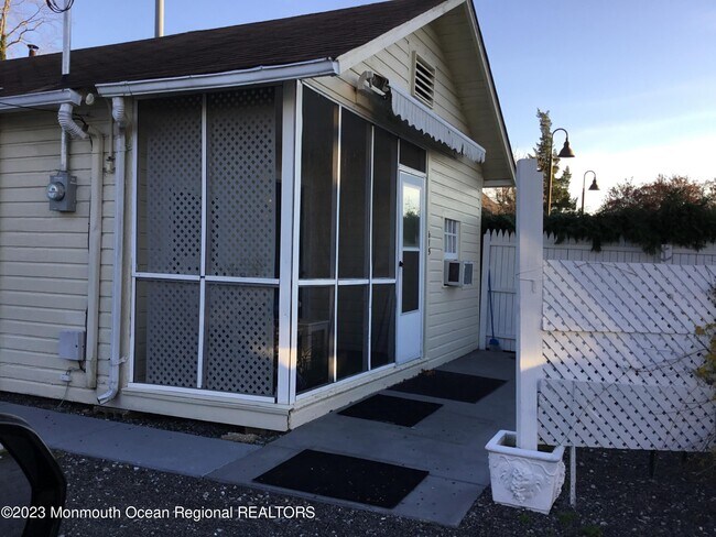 Building Photo - 615 Ocean Rd