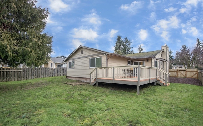 Building Photo - Bright Beautiful Home with huge fenced bac...