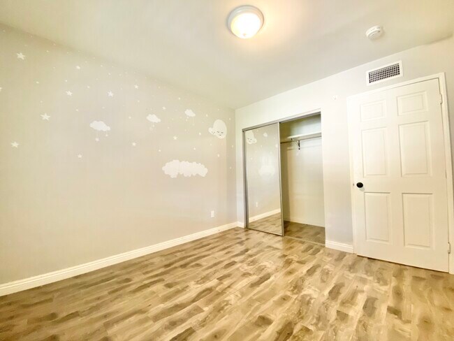 Foto del edificio - 5321 Satsuma Ave