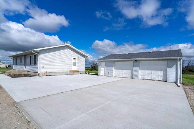 Building Photo - Beautiful Single Family Home