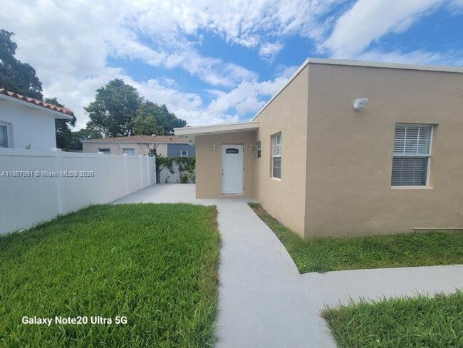 Building Photo - 2265 SW 15th St