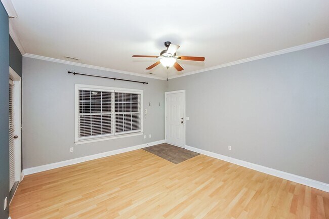 Foto del edificio - Available now! Lake-area living, 2 Bedroom Apartment