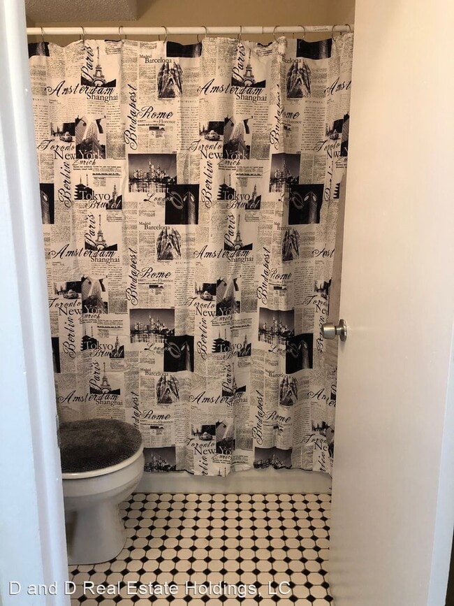 Building Photo - 2 br, 1 bath Apartment - 3311, 3321 and 33...