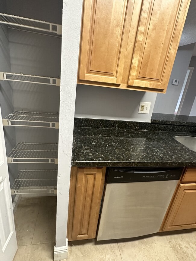 Building Photo - 2810 N Oakland Forest Dr