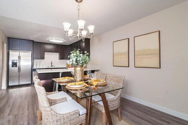 Foto del edificio - 4 Bedrooms and 2.5 baths!  Modern upgrades...