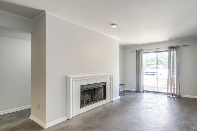 Building Photo - 239 Hillsboro Pl