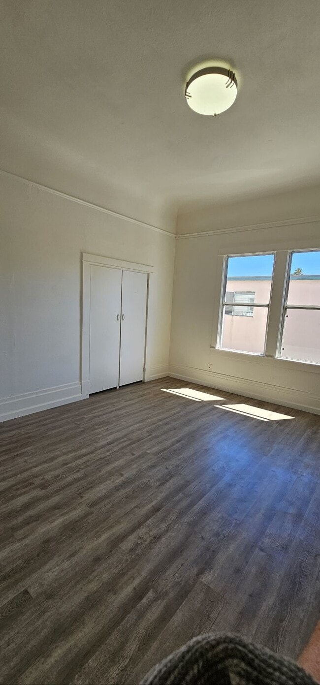 Building Photo - Enchanting & Sunlit Upstairs Unit – Recent...