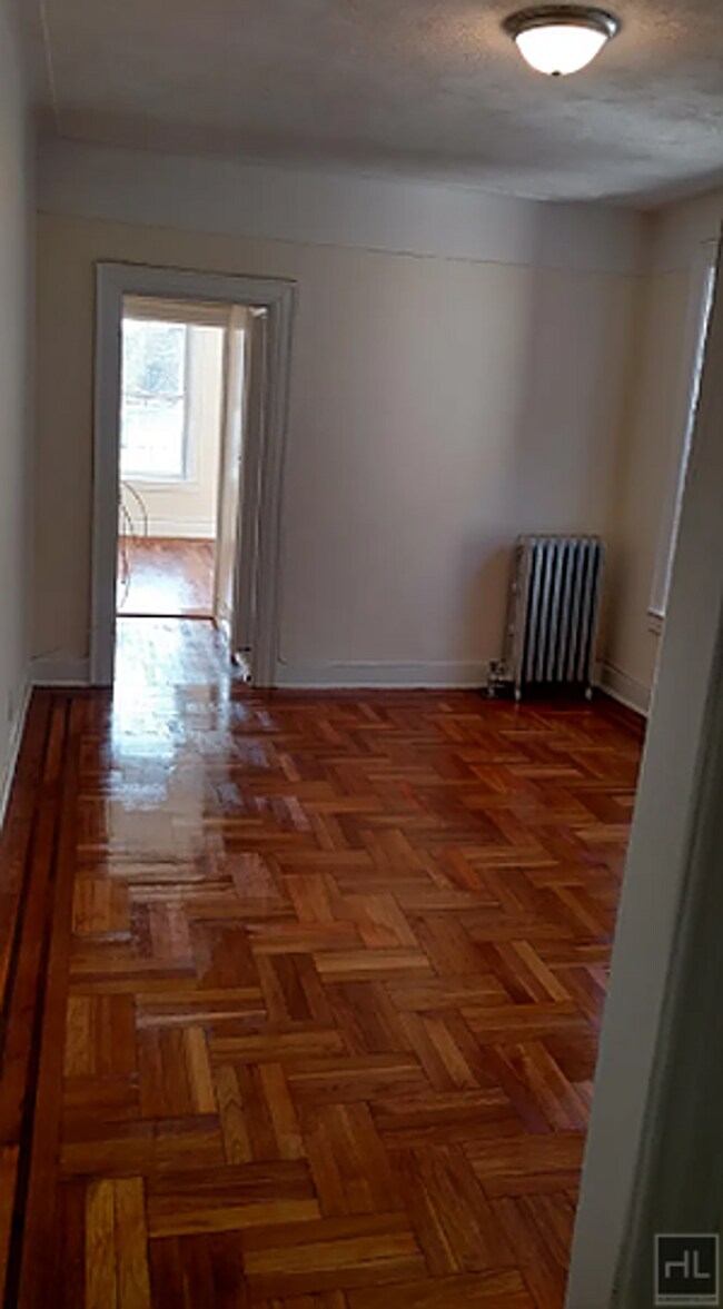 Foto del edificio - 1BR 1BA Pre War Charmer in Homecrest Brooklyn