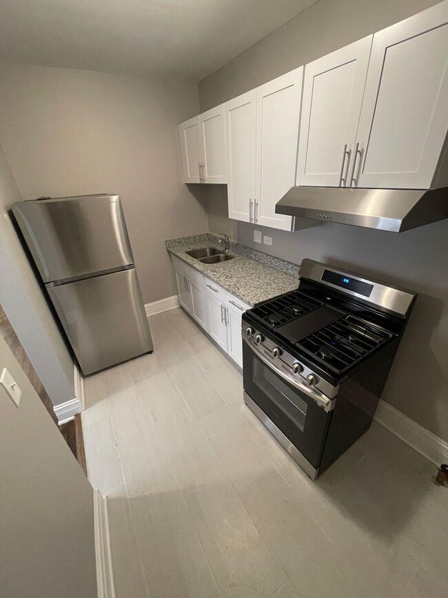 Building Photo - 3 bedroom in Chicago IL 60628