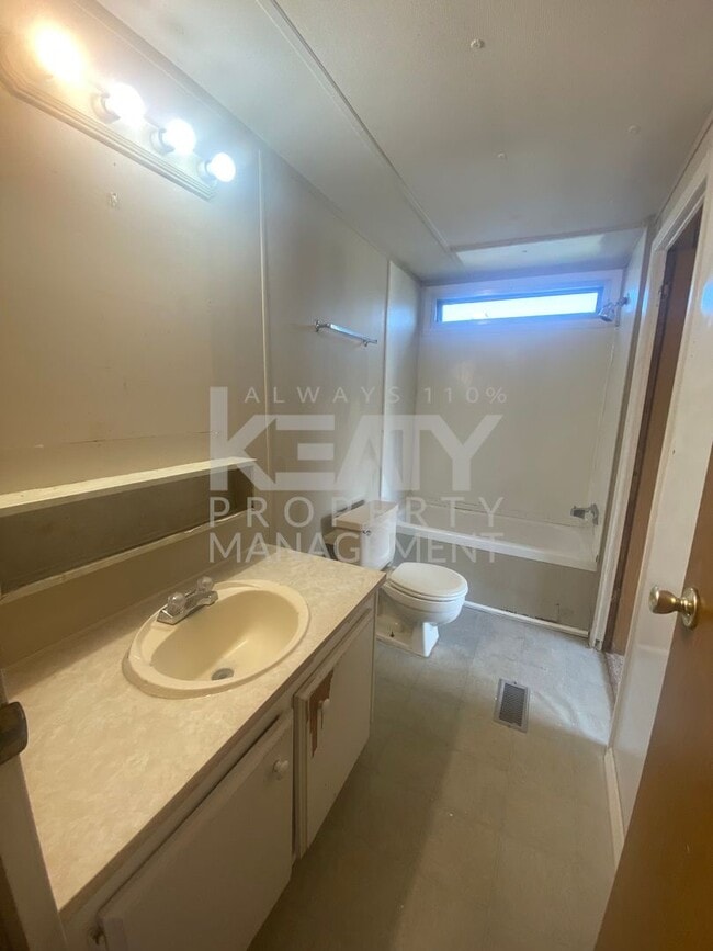 Building Photo - 2 Bedroom, 2 Bathroom Rental NOW Available!