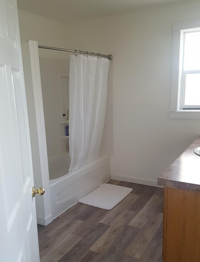 Building Photo - 3 Bed 1 Bath Unit in Olds, AB