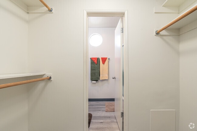 Estudio - 355 pies cuadrados - Armario - Tahitian Village Apartments