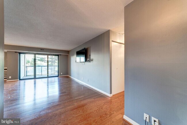 Foto del edificio - 203 Yoakum Pkwy
