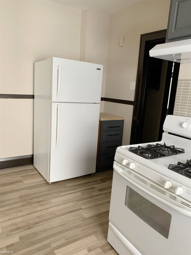 Building Photo - 2 br, 1 bath 4plex - 3921 North Thomas Ave...