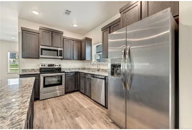 Building Photo - 733 S Benchmark Ln