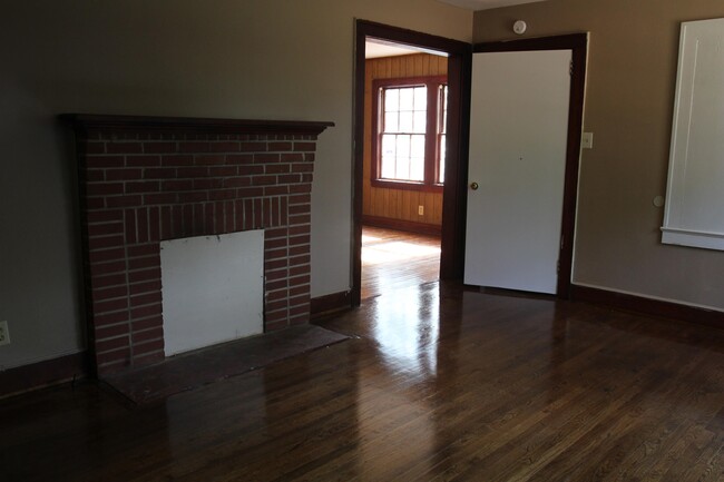 Building Photo - 903 W Residence Ave
