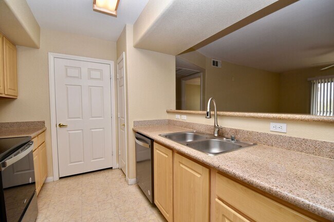 Foto del edificio - LOVELY 1 BED, 1 BATH CONDO A FEW MINUTES A...