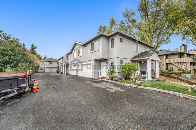Building Photo - 550 W Alma Ave